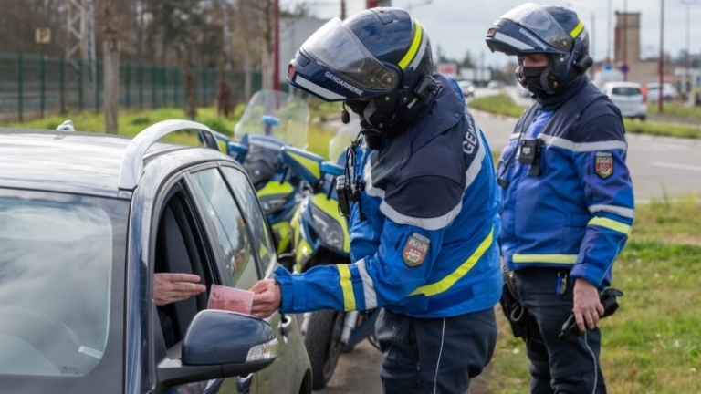 Vérification des papiers de véhicule par les forces de l'ordre lors d'un contrôle routier en 2024